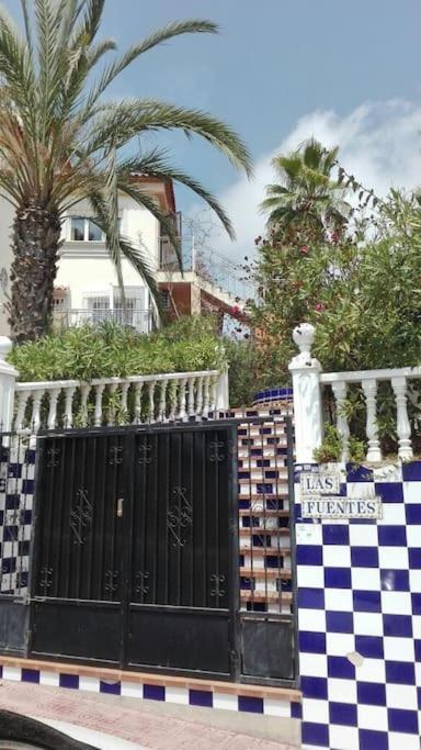 Schoenes Ruhiges Rooftop Apartment Mit Grosser Dachterrasse Torrevieja Bagian luar foto