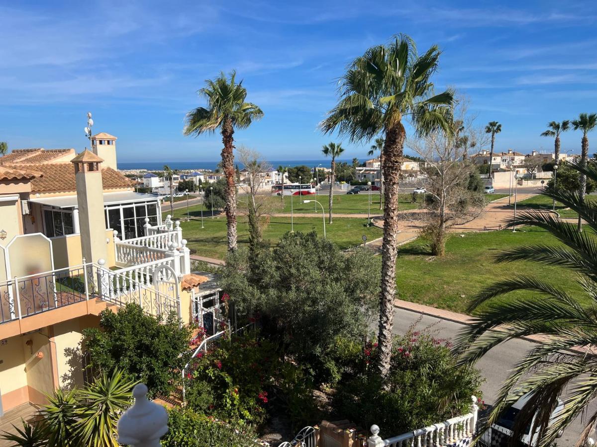 Schoenes Ruhiges Rooftop Apartment Mit Grosser Dachterrasse Torrevieja Bagian luar foto