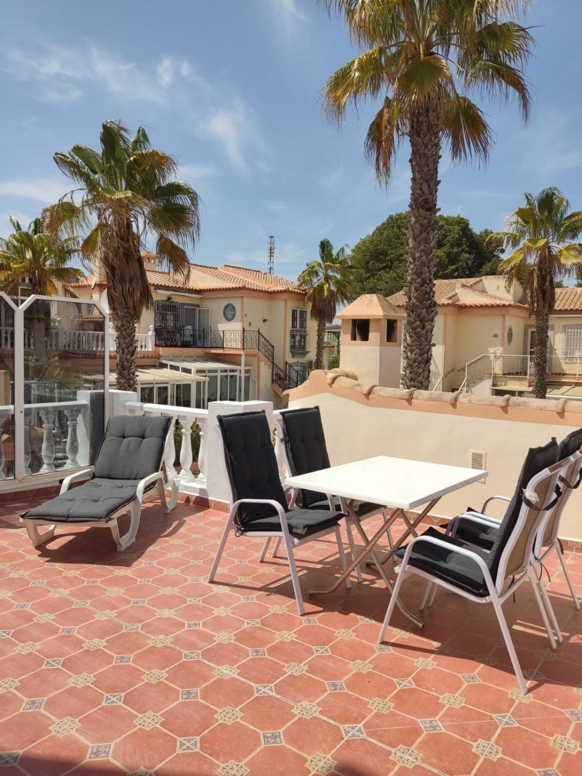 Schoenes Ruhiges Rooftop Apartment Mit Grosser Dachterrasse Torrevieja Bagian luar foto