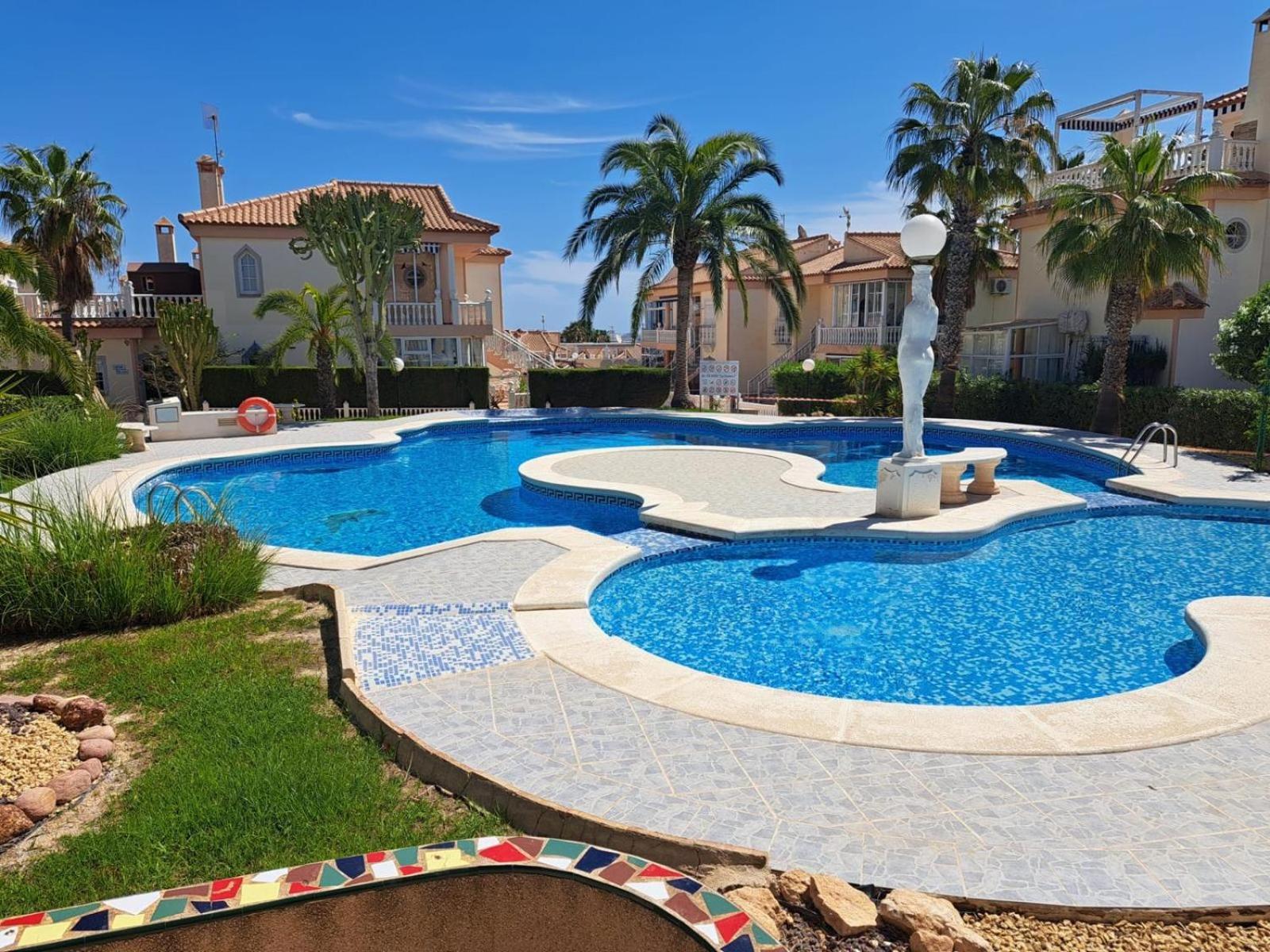 Schoenes Ruhiges Rooftop Apartment Mit Grosser Dachterrasse Torrevieja Bagian luar foto