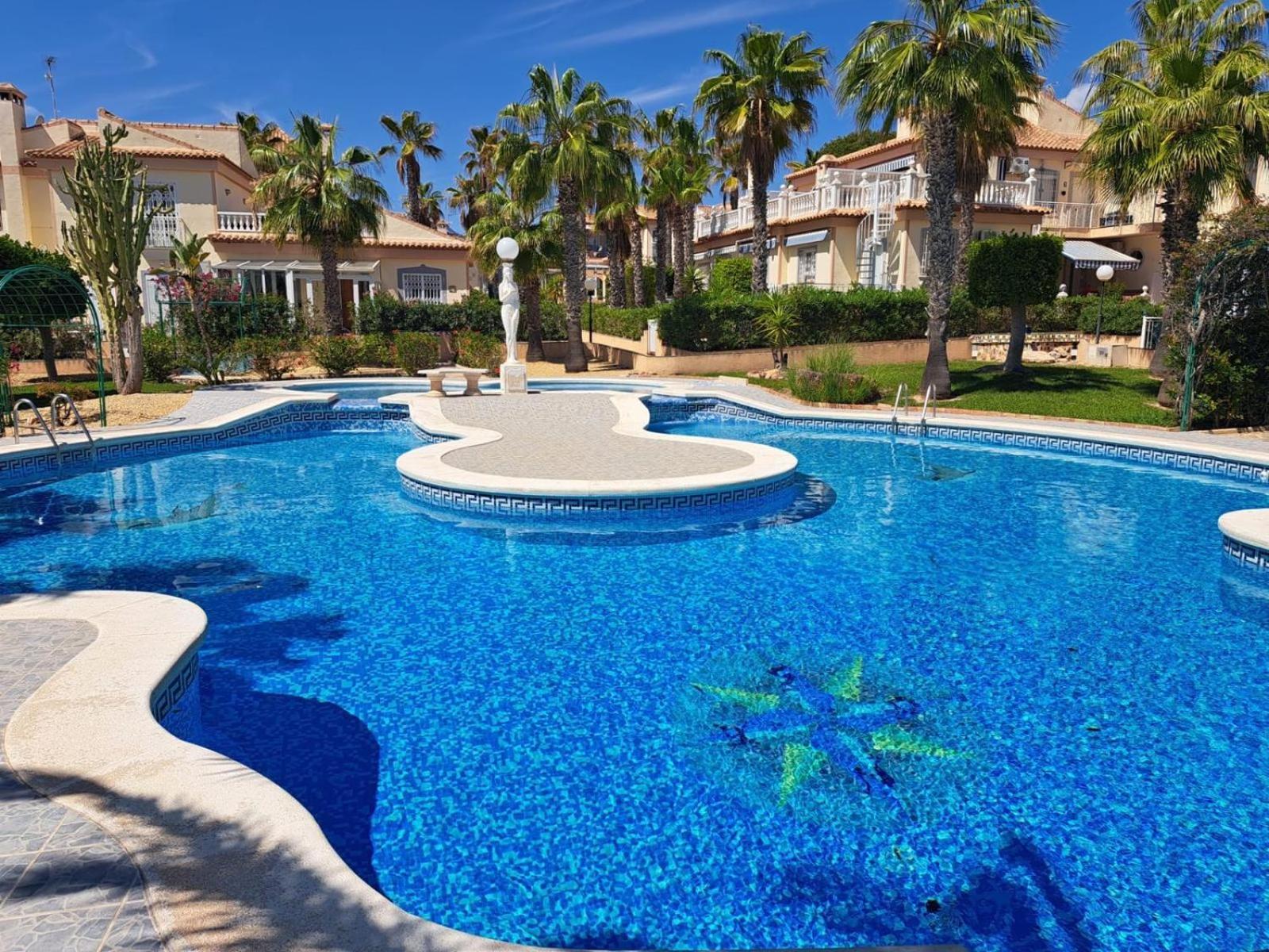 Schoenes Ruhiges Rooftop Apartment Mit Grosser Dachterrasse Torrevieja Bagian luar foto