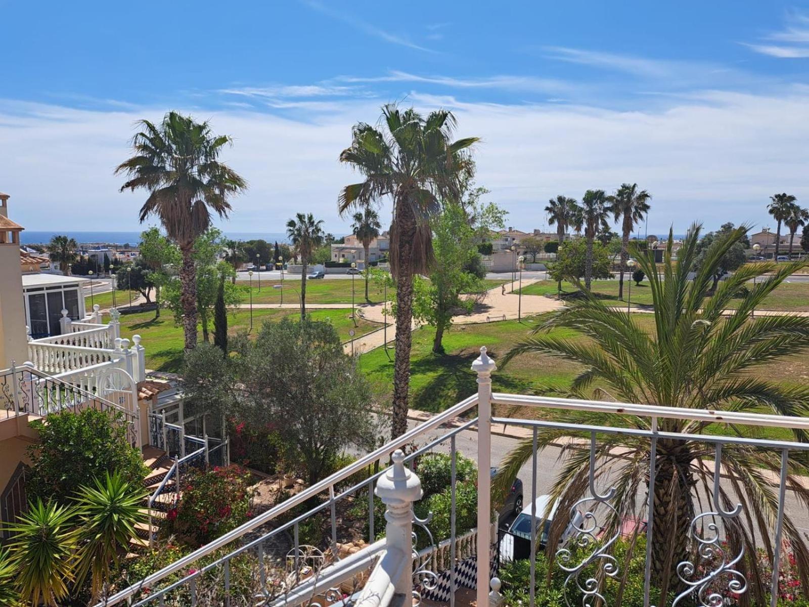 Schoenes Ruhiges Rooftop Apartment Mit Grosser Dachterrasse Torrevieja Bagian luar foto