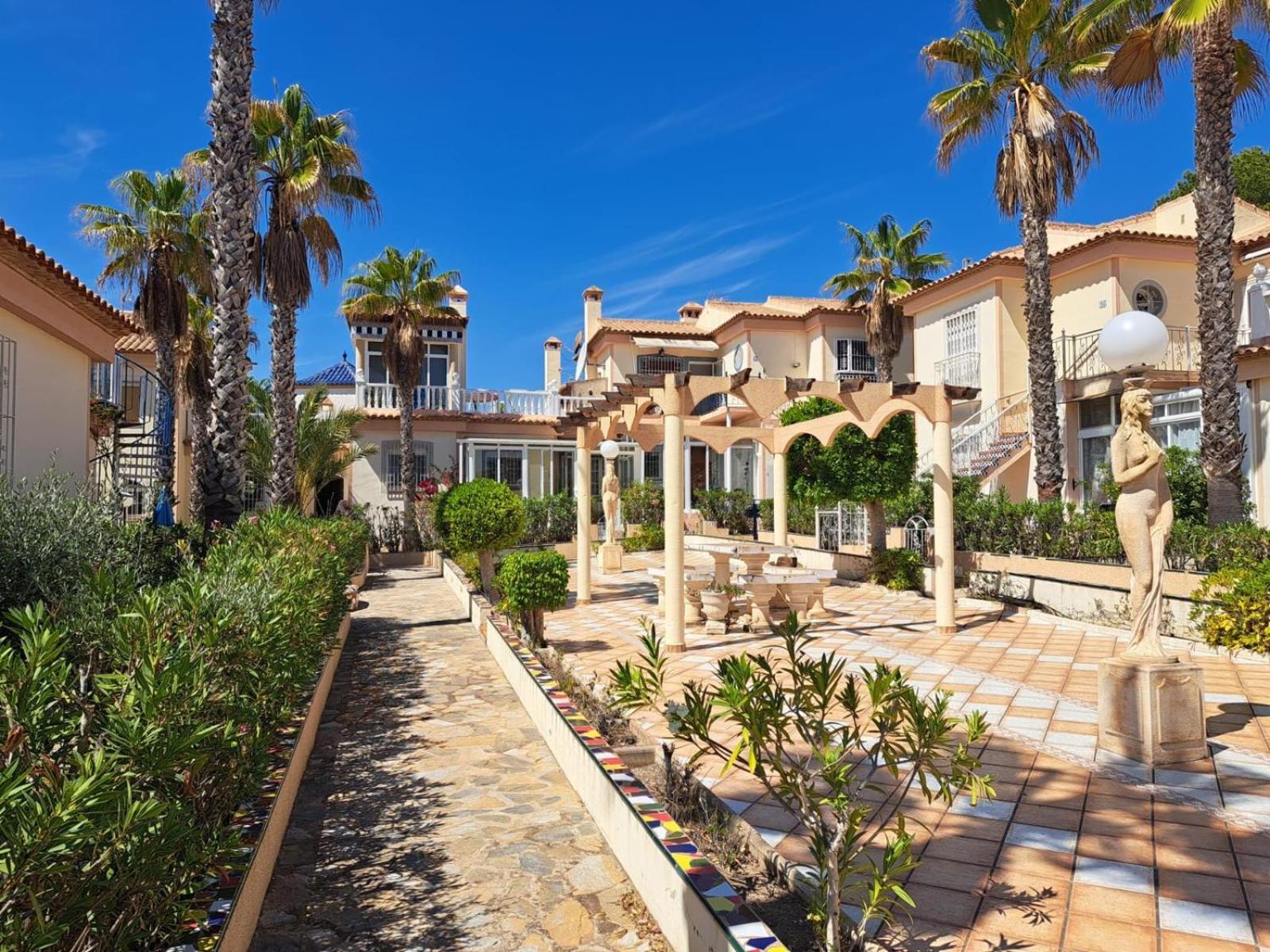 Schoenes Ruhiges Rooftop Apartment Mit Grosser Dachterrasse Torrevieja Bagian luar foto
